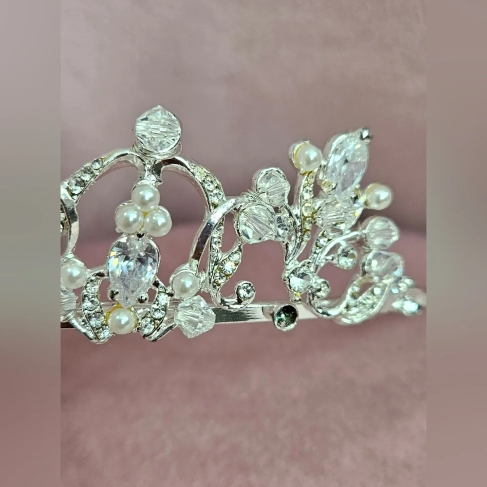 🌟Vintage Inspired Silver Sparkly Tiara with Crystals And Pearls🌟
